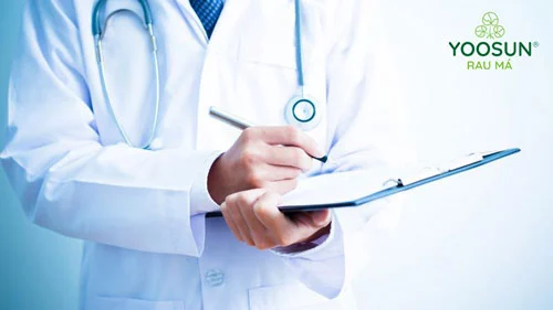 em bé bị rôm sảy trên mặt