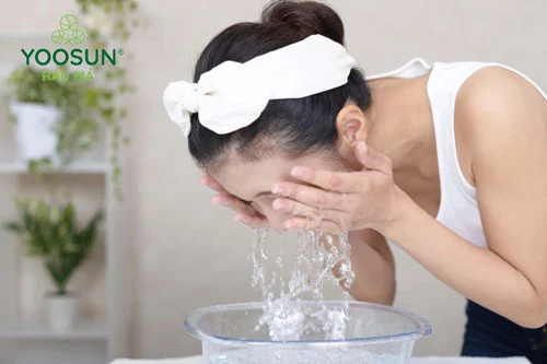 Trẻ bị nổi rôm sảy trên mặt