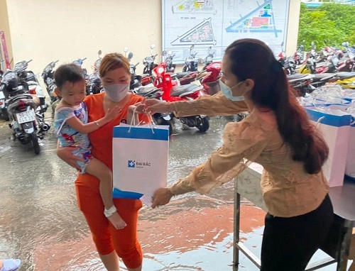 Công ty đại bắc tặng quà cho các cháu