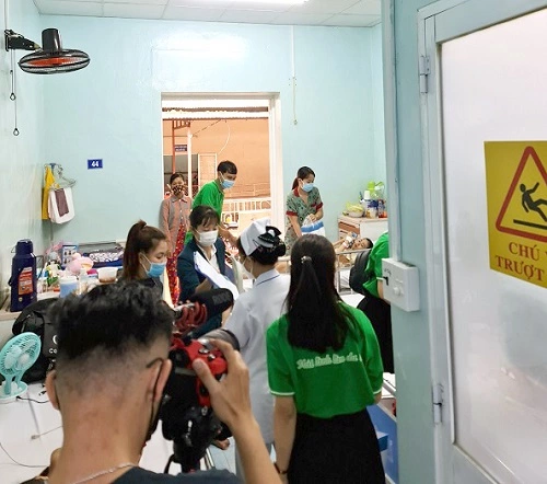 Công ty TNHH Đại Bắc tặng quà cho các cháu