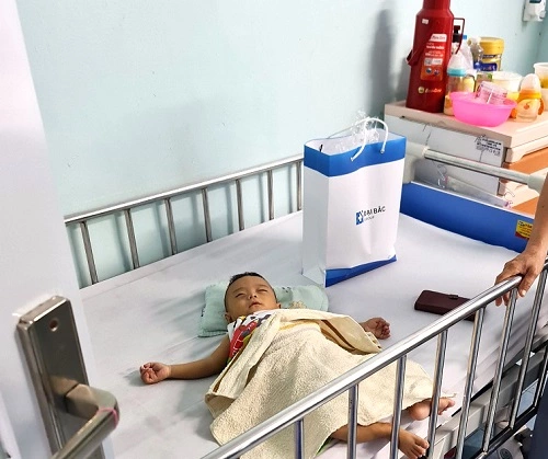 Kem Yoosun rau má dành tặng quà cho các cháu
