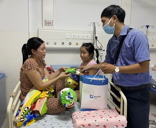 Nhãn hàng rau má dành tặng quà cho các cháu thiếu nhi