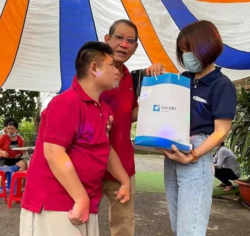 Nhãn hàng rau má tặng quà tết thiếu nhi