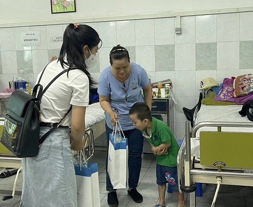 Nhãn hàng rau má yoosun tặng quà cho các cháu