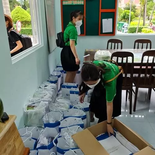 Nhãn hàng yoosun rau má tặng quà cho thiếu nhi