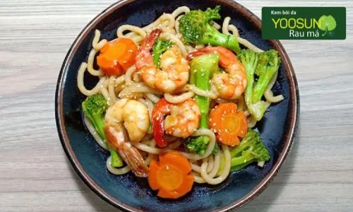 ăn mì tôm có lên mụn không