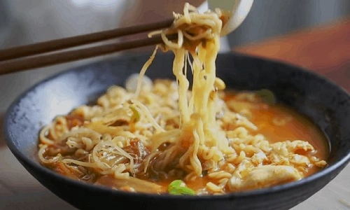 ăn mì tôm sống có nổi mụn không