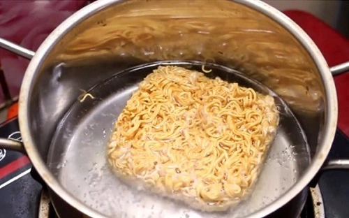 ăn mì tôm có mọc mụn không