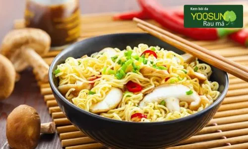 cách ăn mì tôm không nổi mụn