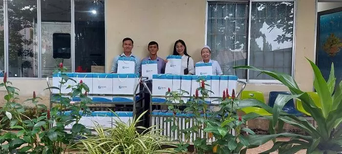 Nhãn hàng kem bôi da nhận quà trung thu cho các bé