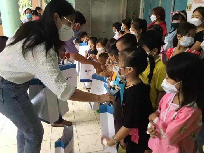 Các em nhỏ nhận quà trung thu từ nhãn hàng Yoosun rau má 
