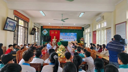 Kem bôi da Yoosun rau má cùng VTV trao quà tại Nghệ An