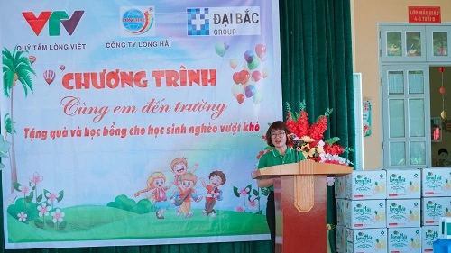 kem bôi da yoosun rau má trao học bổng cho các bé