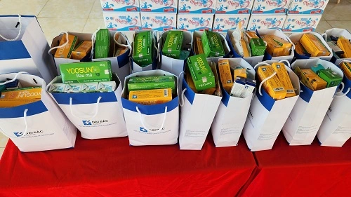 Kem Yoosun rau má trao học bổng cho các bé