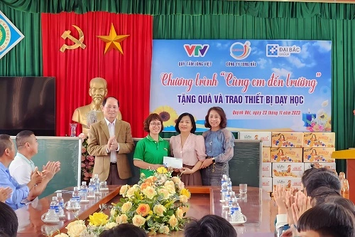 Kem Yoosun rau má trao quà tại Nghệ An