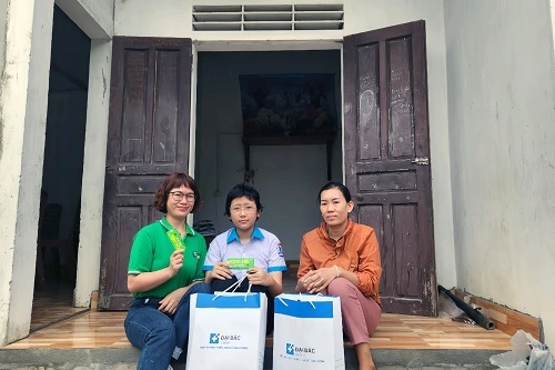 Nhãn hàng kem Yoosun rau má cùng VTV trao quà cho các bé