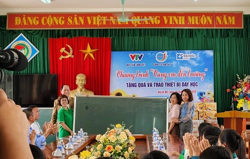 Yoosun Rau má cùng quỹ tấm lòng việt của VTV tặng quà và trao thiết bị dạy học cho trường tiểu học và THCS Hồ Tùng Mậu, Quỳnh Lưu, Nghệ An