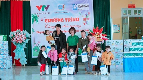 Yoosun Rau má trao tặng 25 suất học bổng cho học sinh có hoàn cảnh khó khăn tại Sơn Dương, Tuyên Quang
